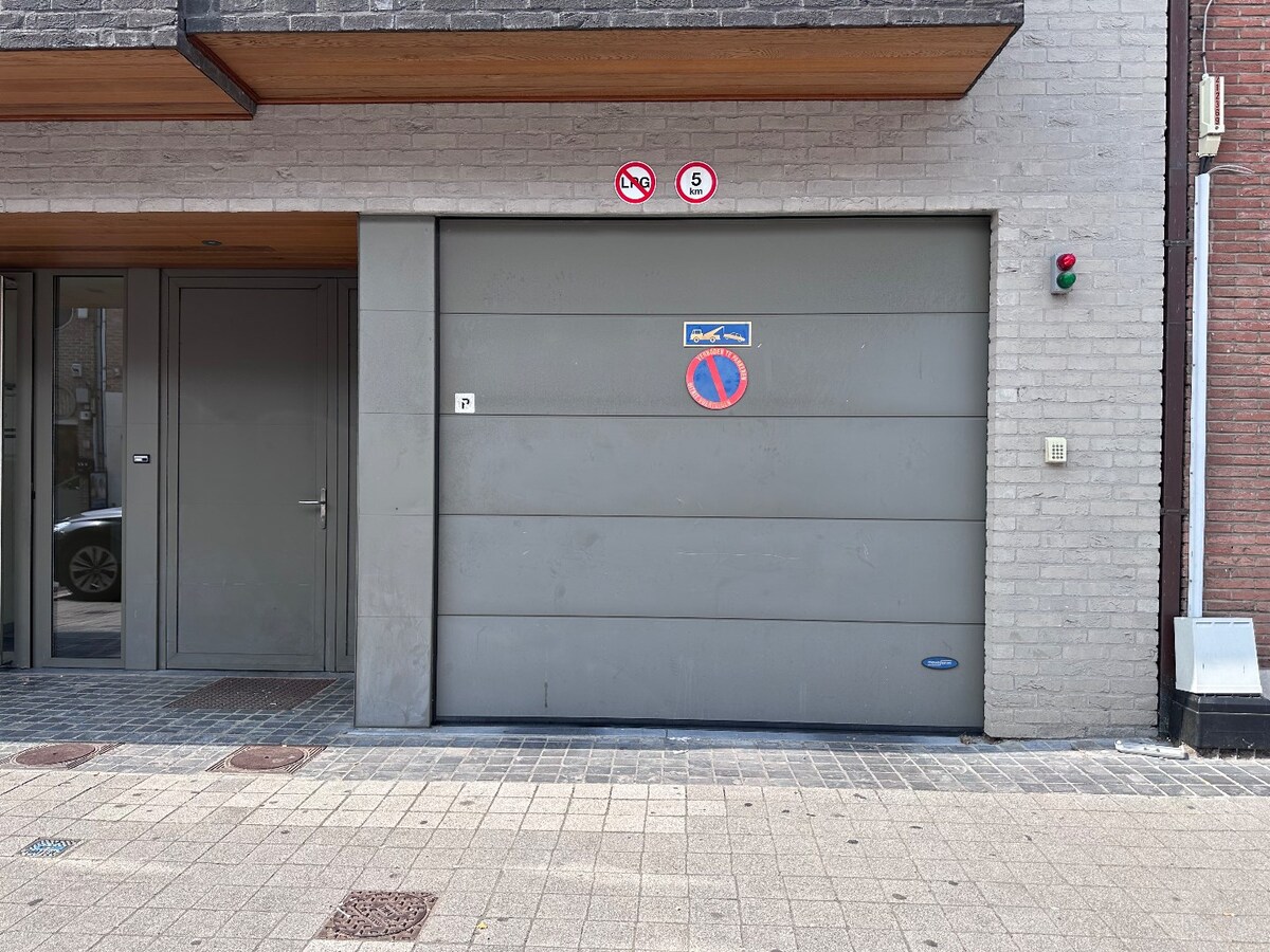 Ondergrondse garage met ervoor autostaanplaats in het centrum Gistel 