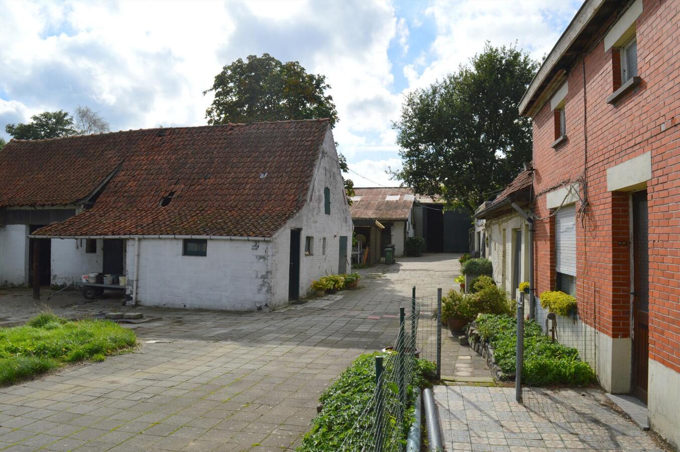 Manege met binnenpiste en 38 boxen op ca. 1,33ha te Destelbergen 