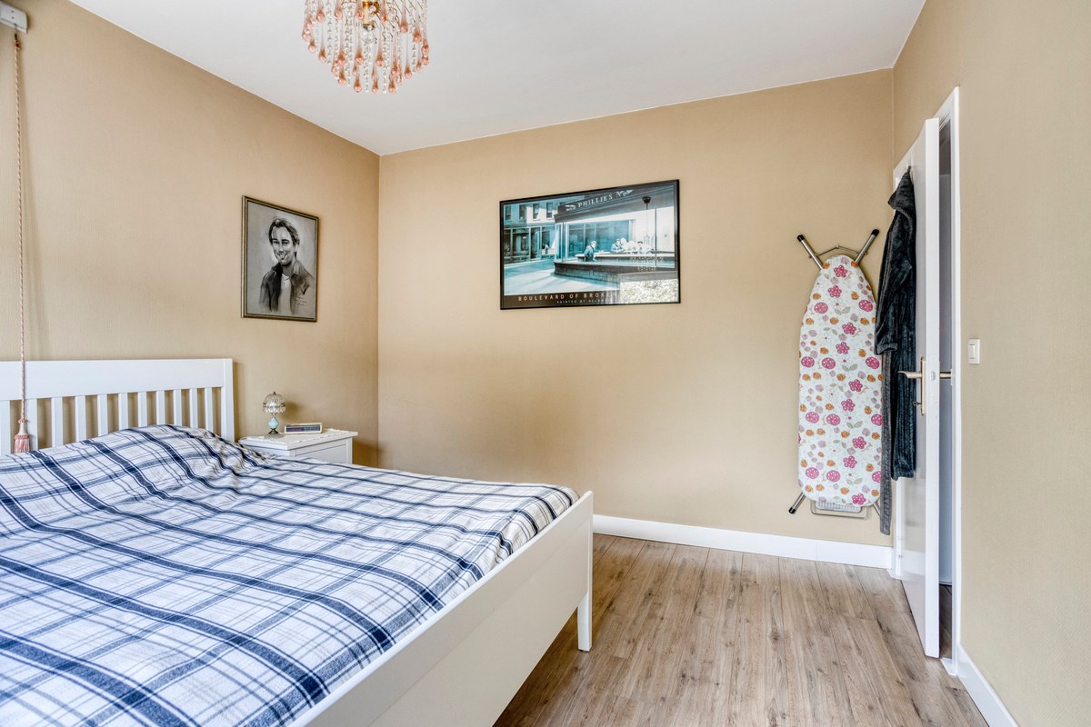 Opbrengsteigendom met 3 appartementen, garages en tuin 