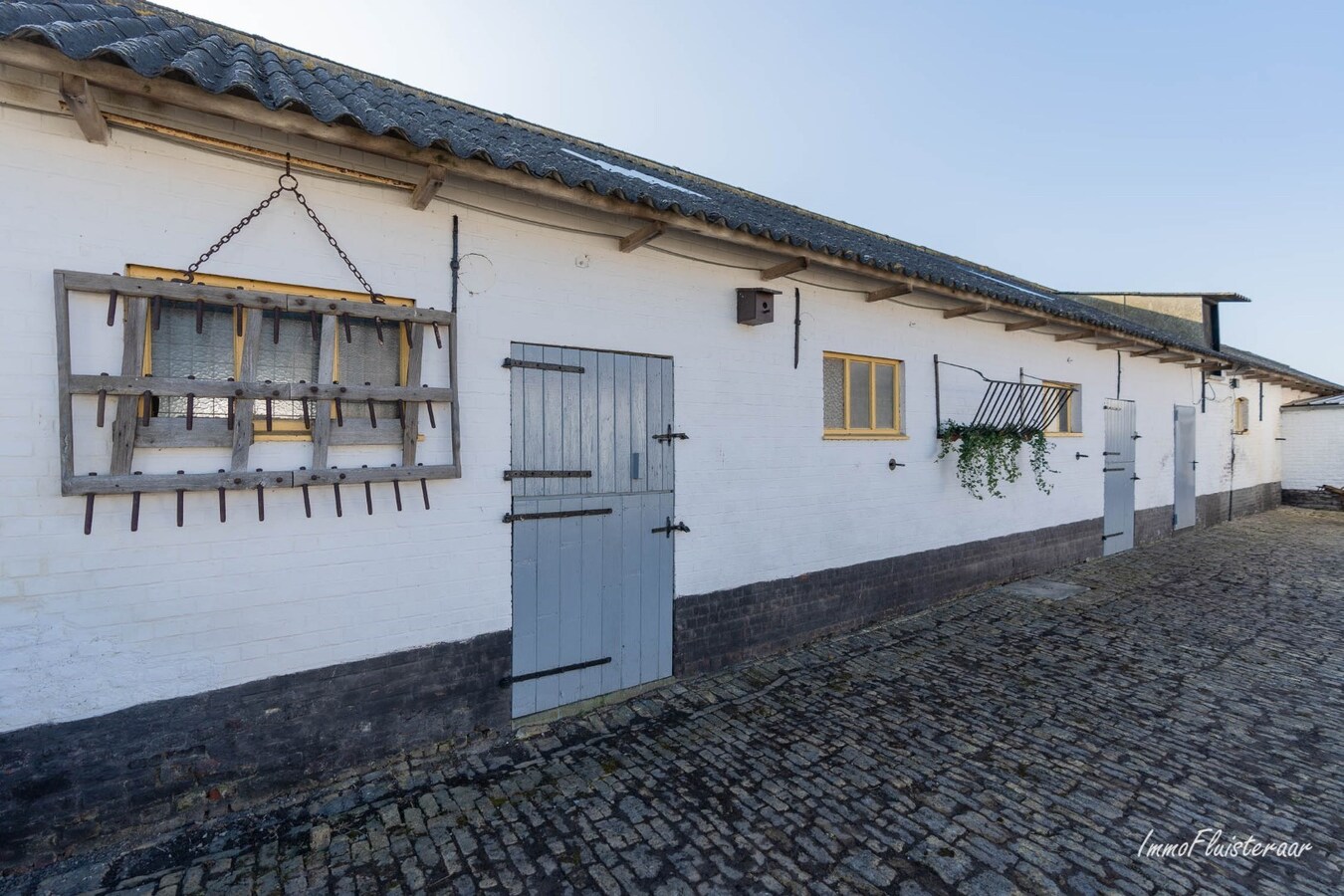 Idyllische en multifunctionele eigendom met stalling, bijgebouwen en renbaan op ca. 7ha 