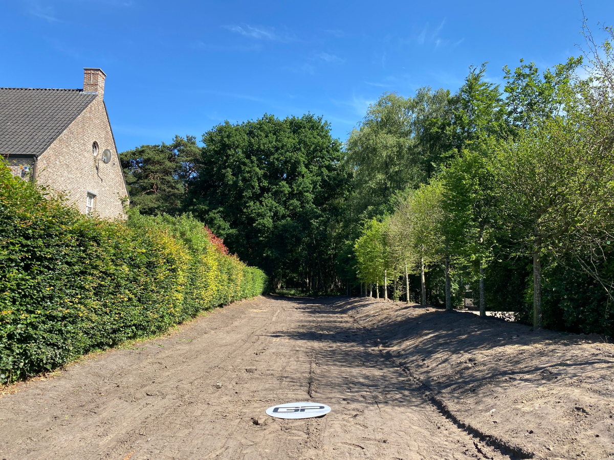 Uitzonderlijk rustig gelegen perceel van 2.500 m&#178; met priv&#233; oprijlaan van ca. 60 m grenzend aan natuurgebied te Brecht. 