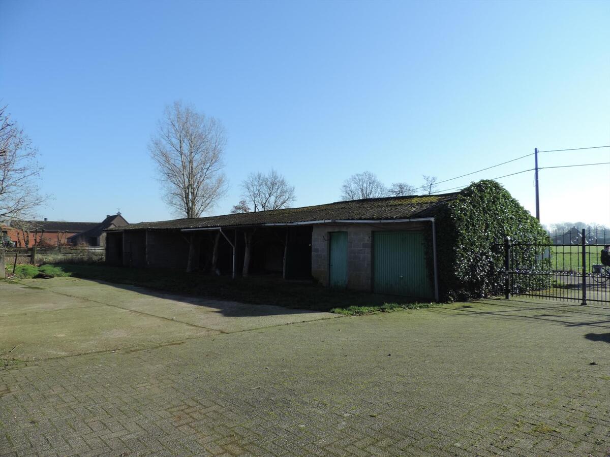 Boerderij met twee wooneenheden en stallen op ca. 1,25ha te Bocholt 