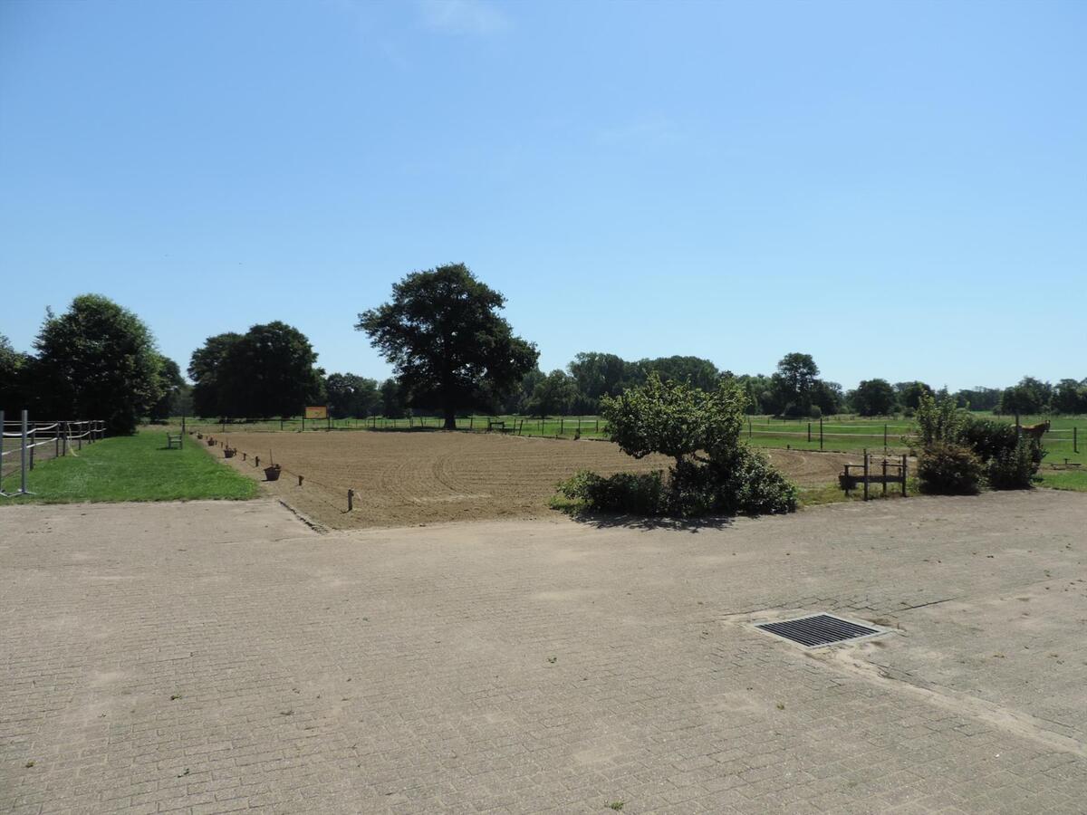 Charmante boerderij met oude watermolen, paardenstallen, binnen- en buitenpiste op ca. 6,7 ha te Bocholt 