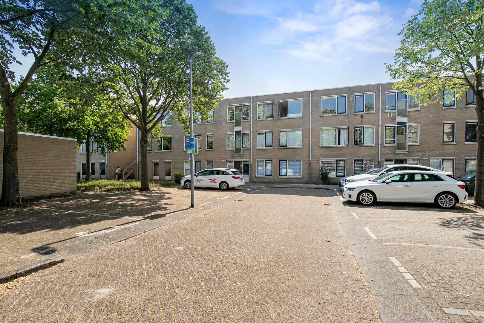 Centraal gelegen in de wijk Oosterflank, 4-kamer appartement met balkon op het zuidoosten en berging op de begane grond. 