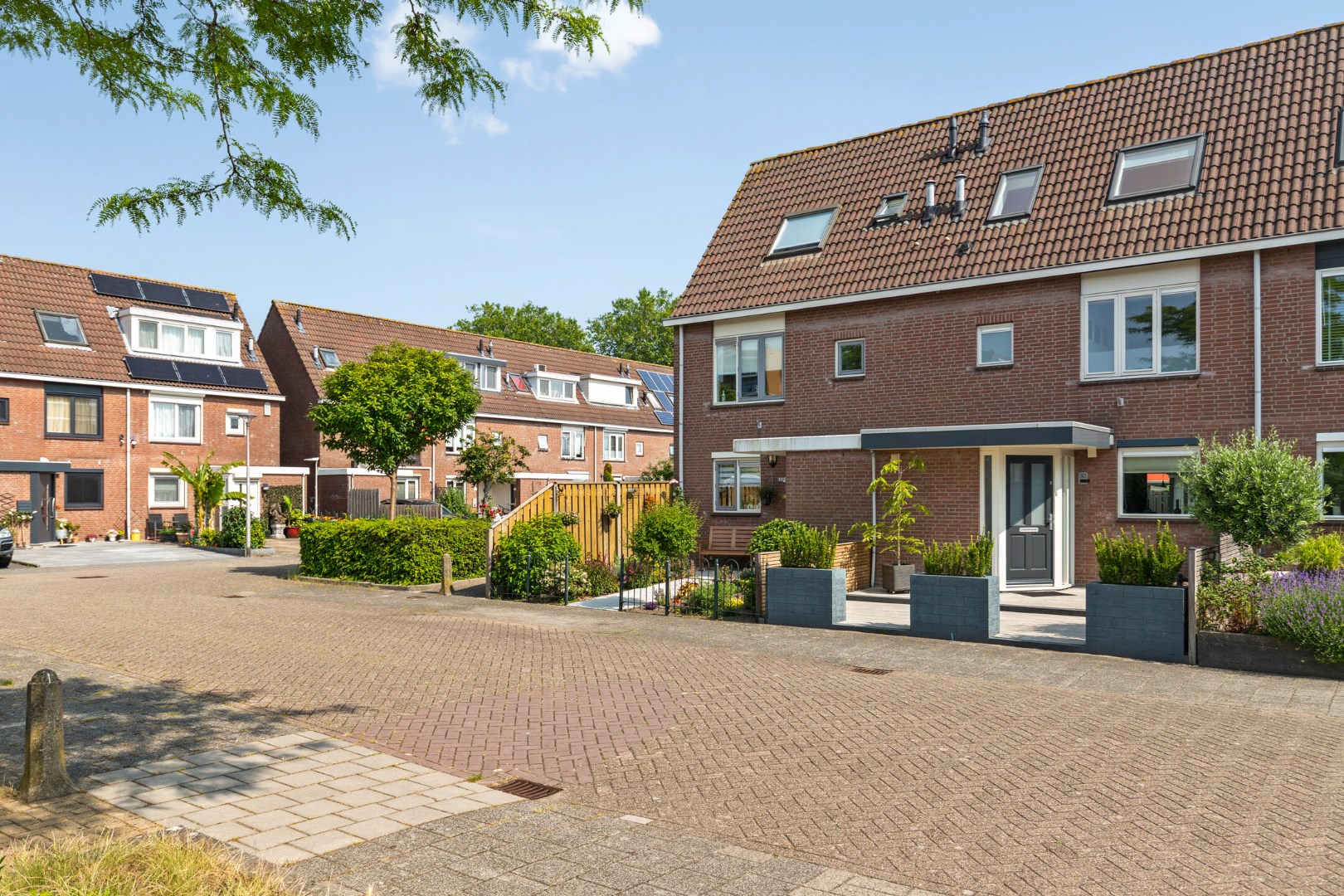 Energiezuinige eengezinswoning energielabel A, met 4 slaapkamers, uitgebouwde woonkamer, 12 zonnepanelen, vloerverwarming en gelegen op eigen grond. 