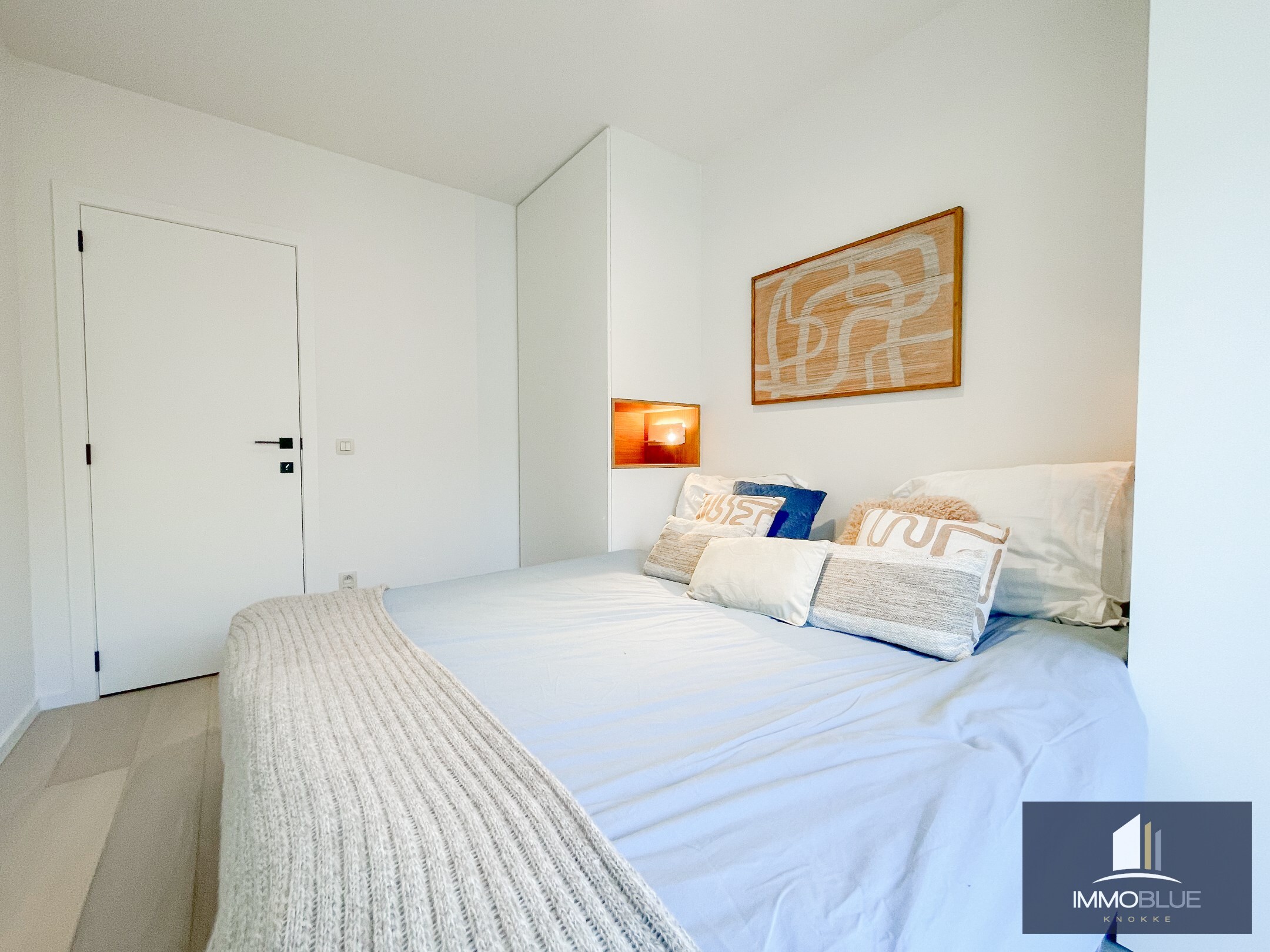 Volledig gerenoveerd lichtrijk appartement met een mooi zijdelings zeezicht, gelegen nabij het Driehoeksplein. 