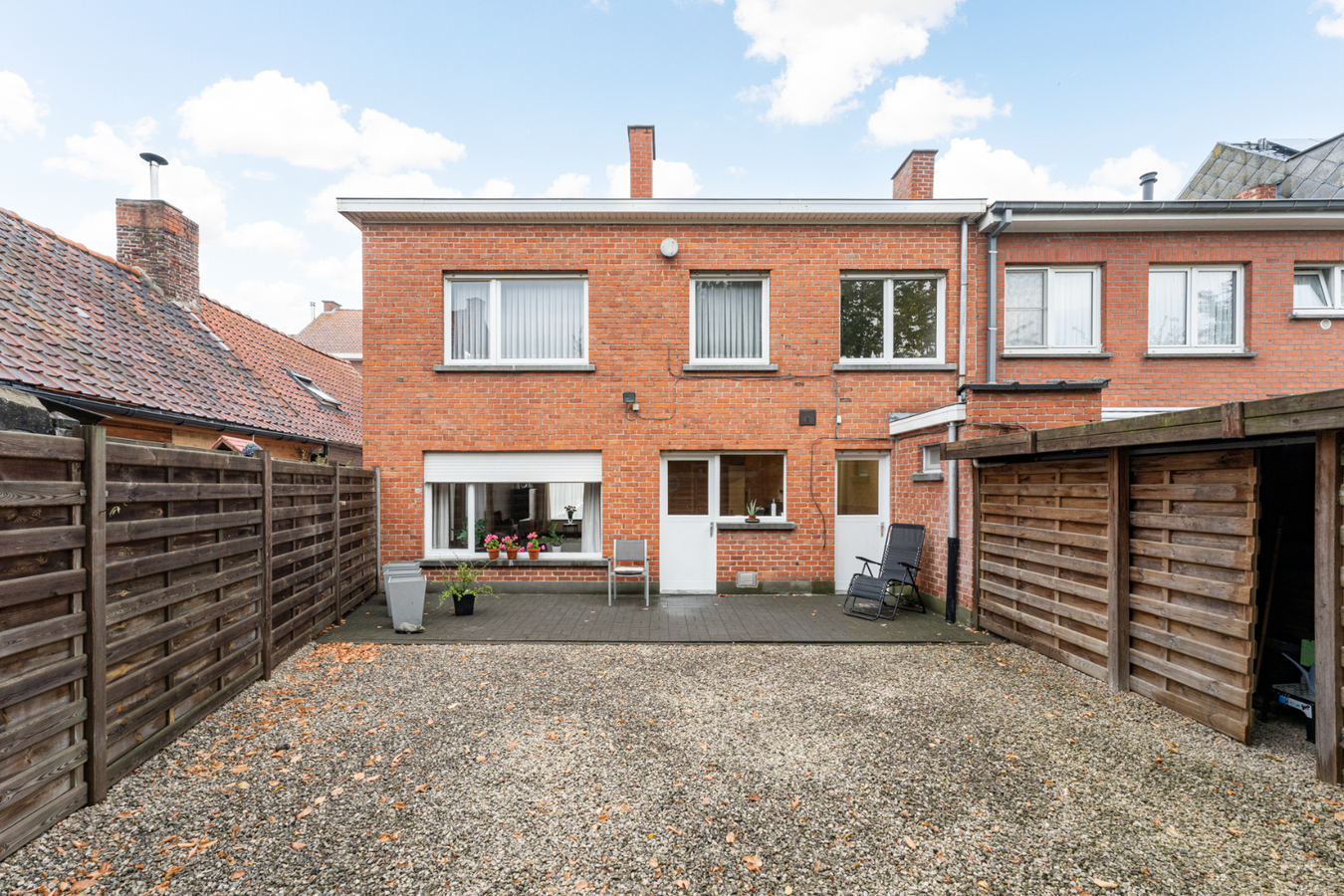 Half-open bebouwing met 4 slaapkamers en garage te centrum Ledegem 