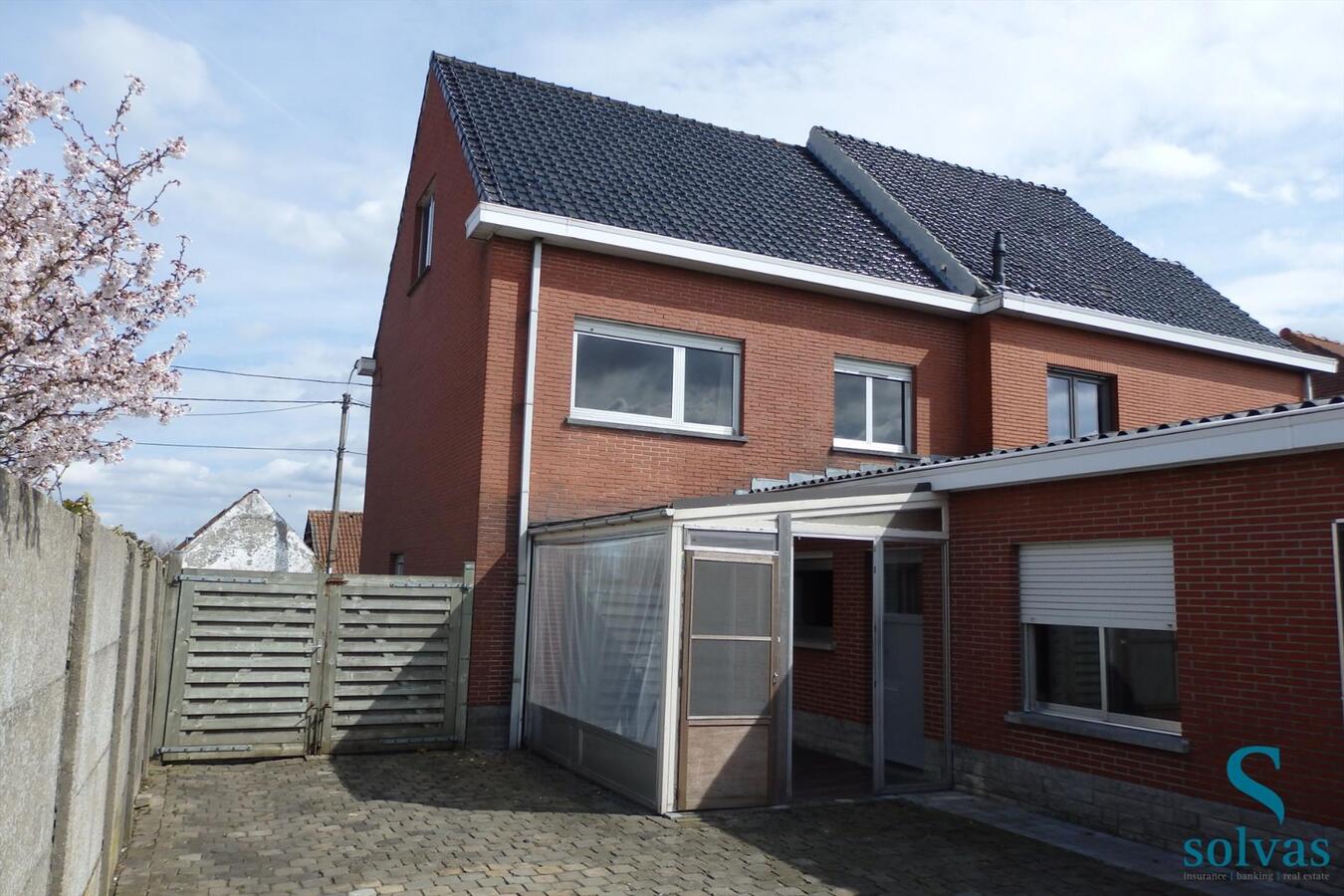 Halfopen woning met 3 slaapkamers en leuke tuin. 