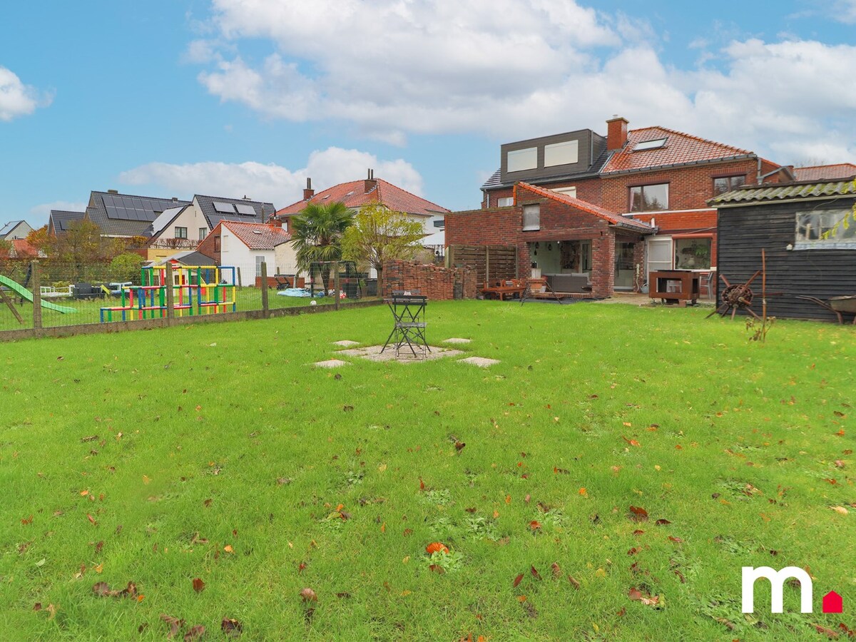 Halfopen bebouwing met grote tuin, garage  en 3 slaapkamers ! 