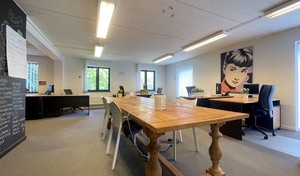 Recent gerenoveerd kantoorgebouw te huur in Mechelen