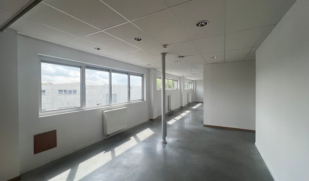 Bedrijfsgebouw met laadkade en kantoren te huur in Zottegem