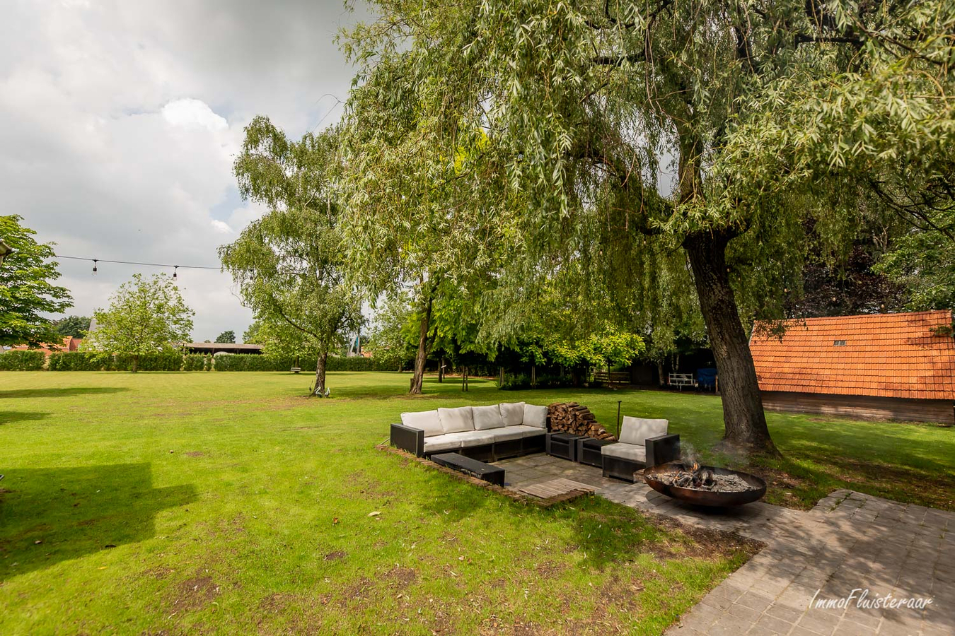 Prachtige villa in landelijk kader met stalgebouw en aanpalend grasland op 8.862m&#178;. 