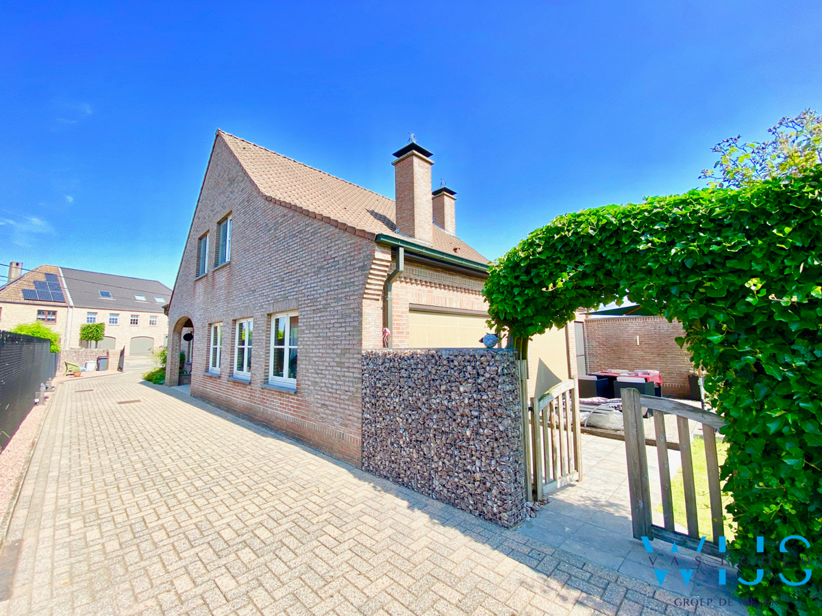 Instapklaar woonhuis met 4 slaapkamers op 936m&#178; te Zelzate! 