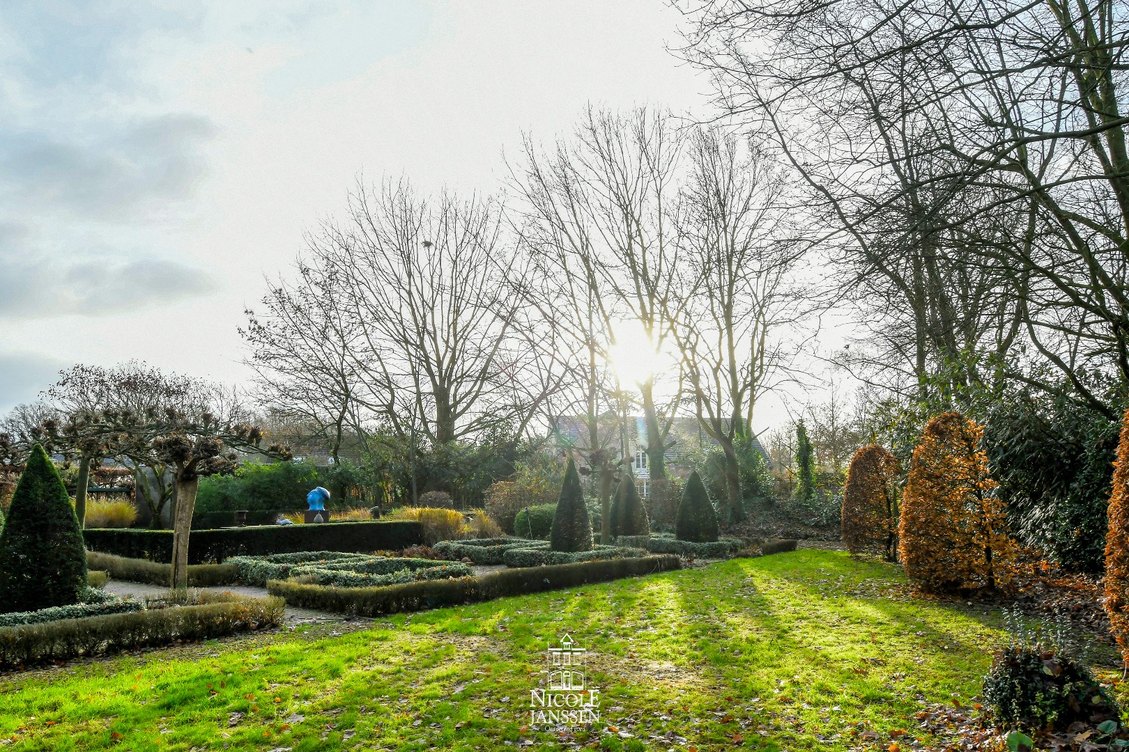 Mooie aangelegde en volledig omheinde tuin