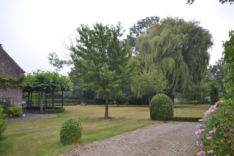 Rustig gelegen hoeve met conci&#235;rgewoning en stallen te Bree op ca. 8300m&#178; 