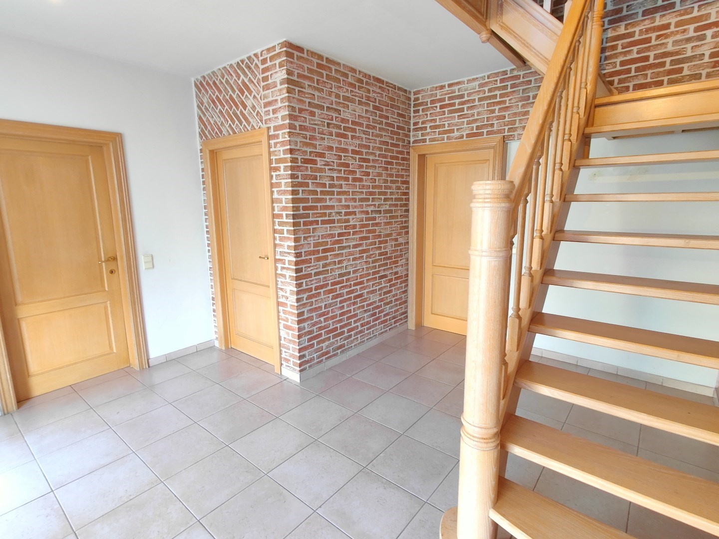 Ruime villa met loods op 1.689 m&#178; – zuidgerichte tuin en tal van mogelijkheden 