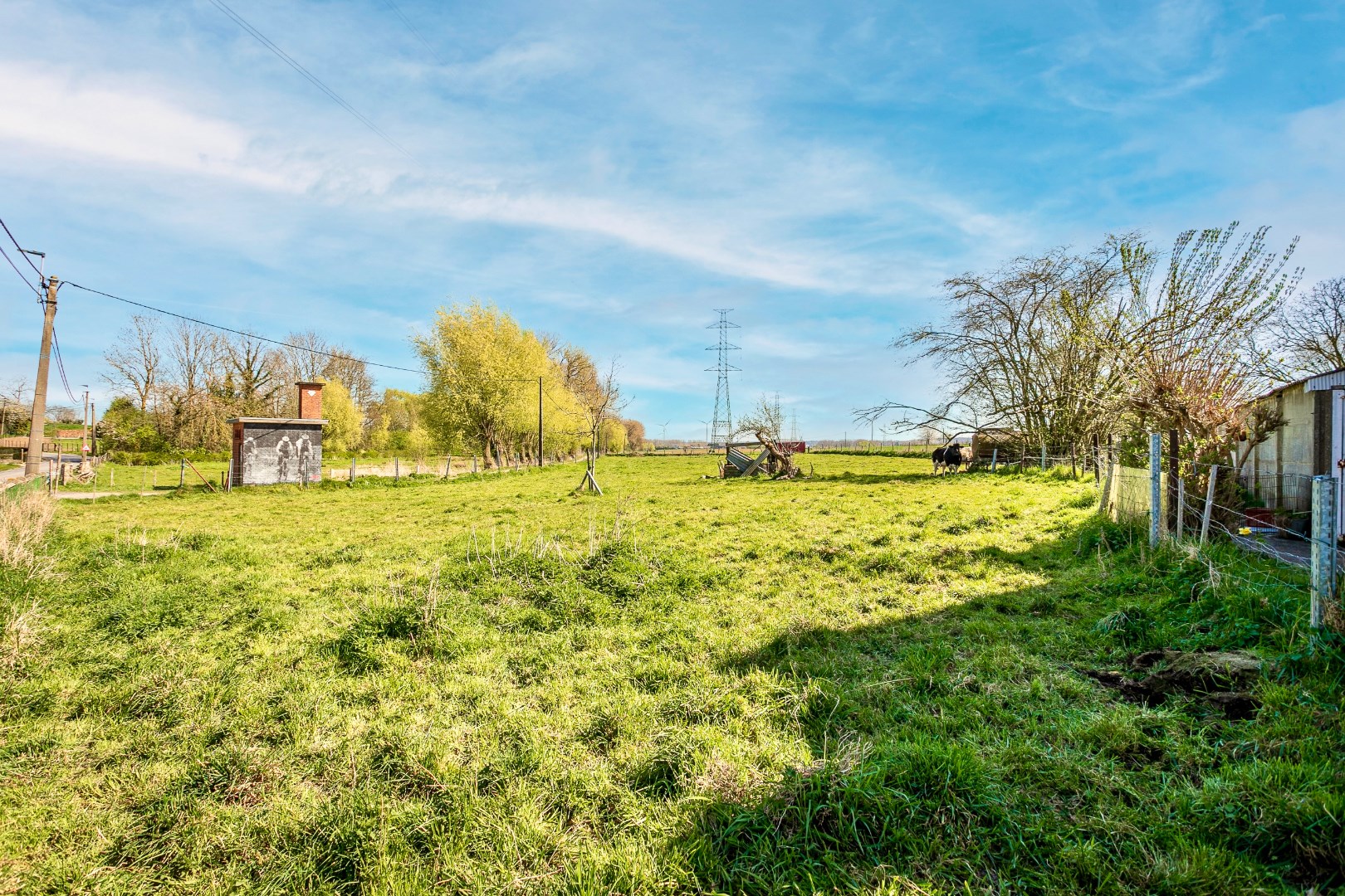 Te renoveren woning met omliggende gronden 