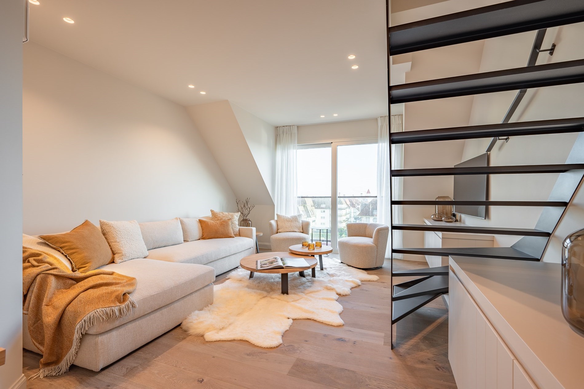 Nieuwbouw duplex appartement met prachtige zichten op de minigolf en zijdelings zeezicht gelegen vlakbij de Kustlaan te Knokke. 