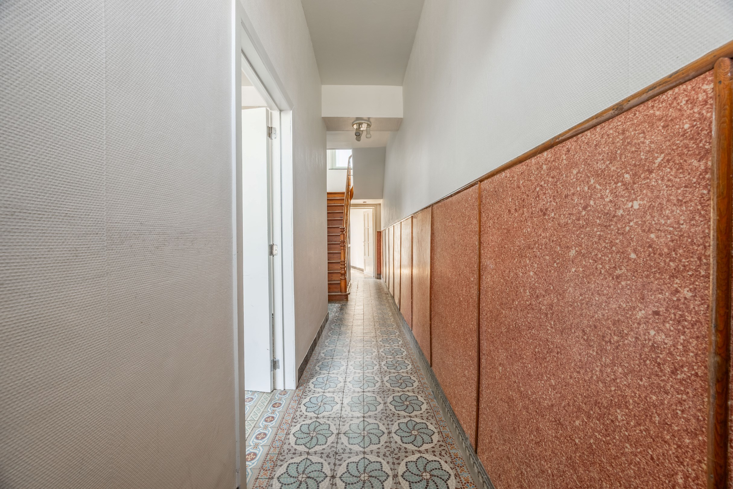 TE RENOVEREN WONING MET GARAGE 