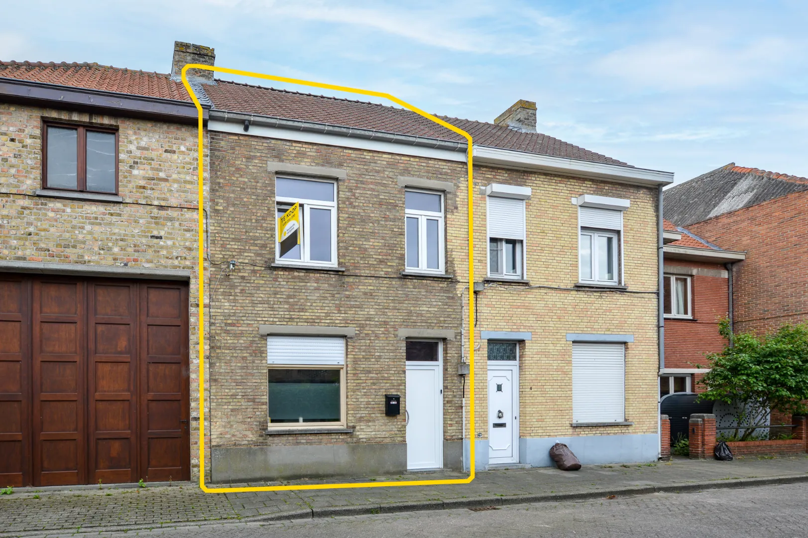 Te renoveren rijwoning met 2 slpks en gezellige tuin te Assebroek