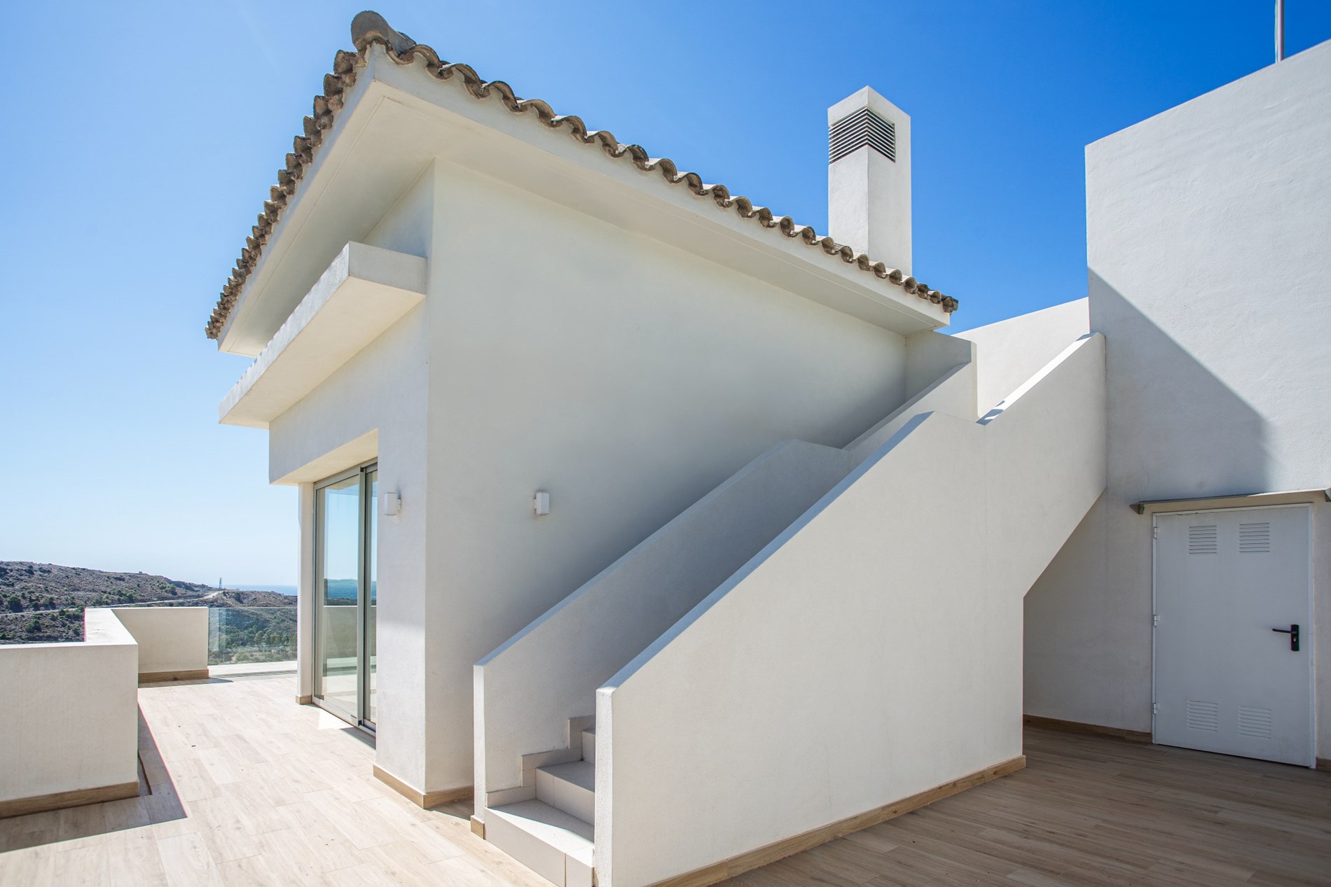 Marbella Club Hills - Prachtige instapklare penthouse met solarium, ruime woonkamer met volledig ingerichte keuken en biedt prachtig uitzicht op zee en het groene landschap. 