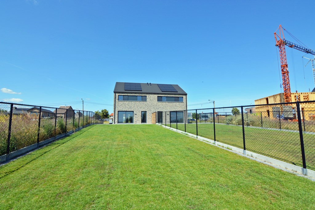 Halfvrijstaande nieuwbouwwoning met 3 slpks en dressing op perceel van 4a 88ca. 