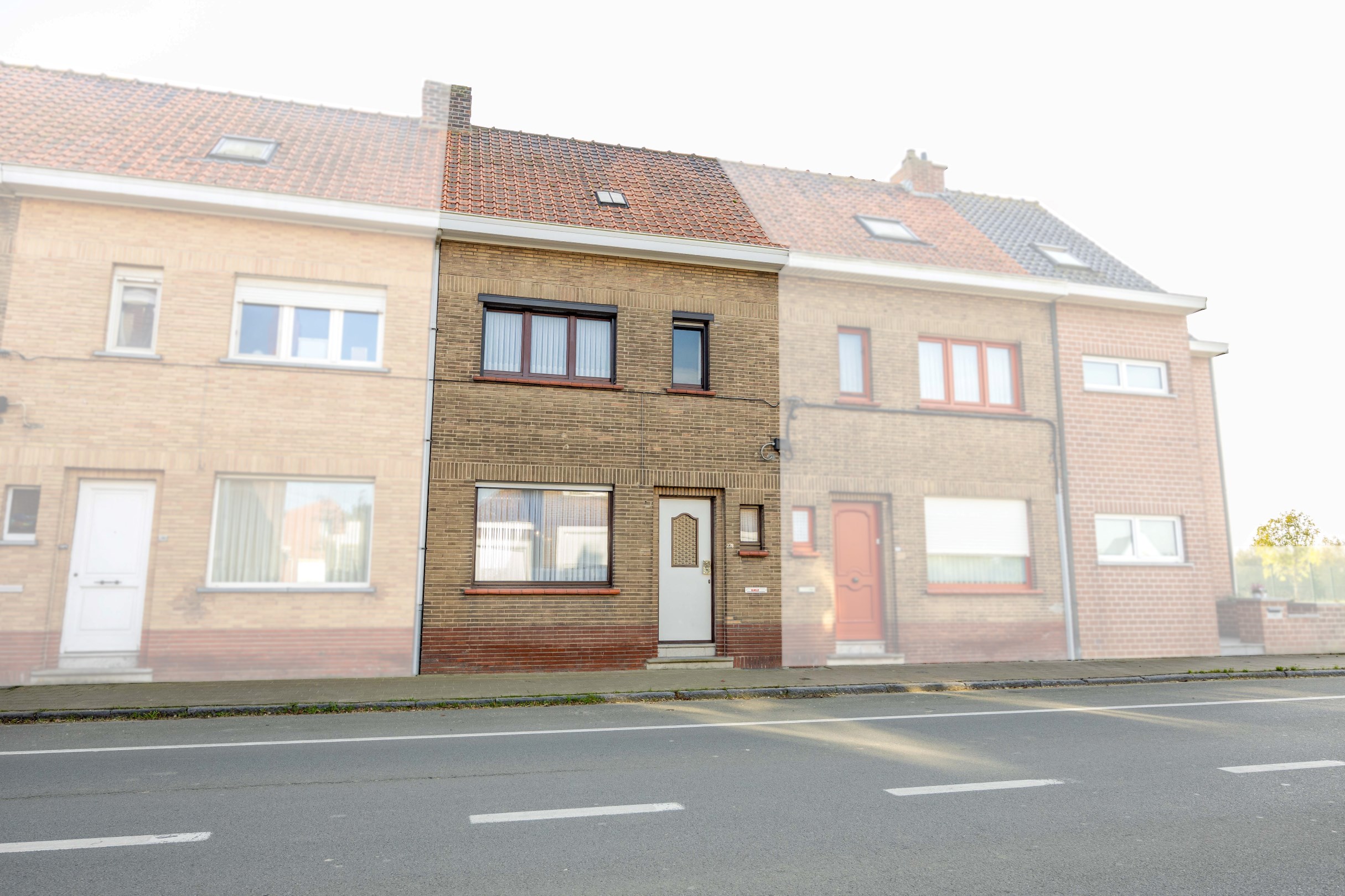 WONING MET GARAGE EN UITWEG 