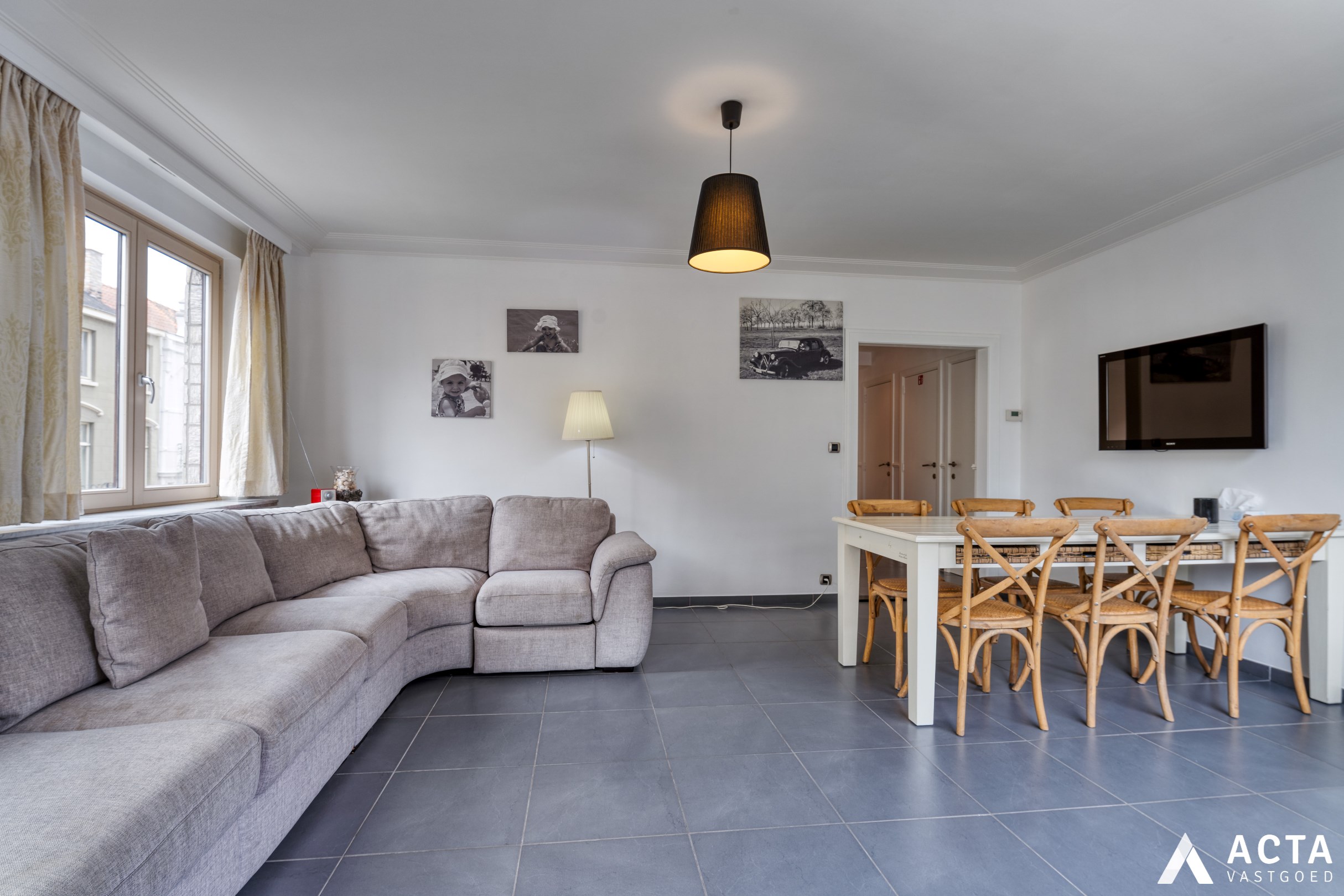 Gerenoveerd hoekappartement met twee slaapkamers nabij strand van Oostende 