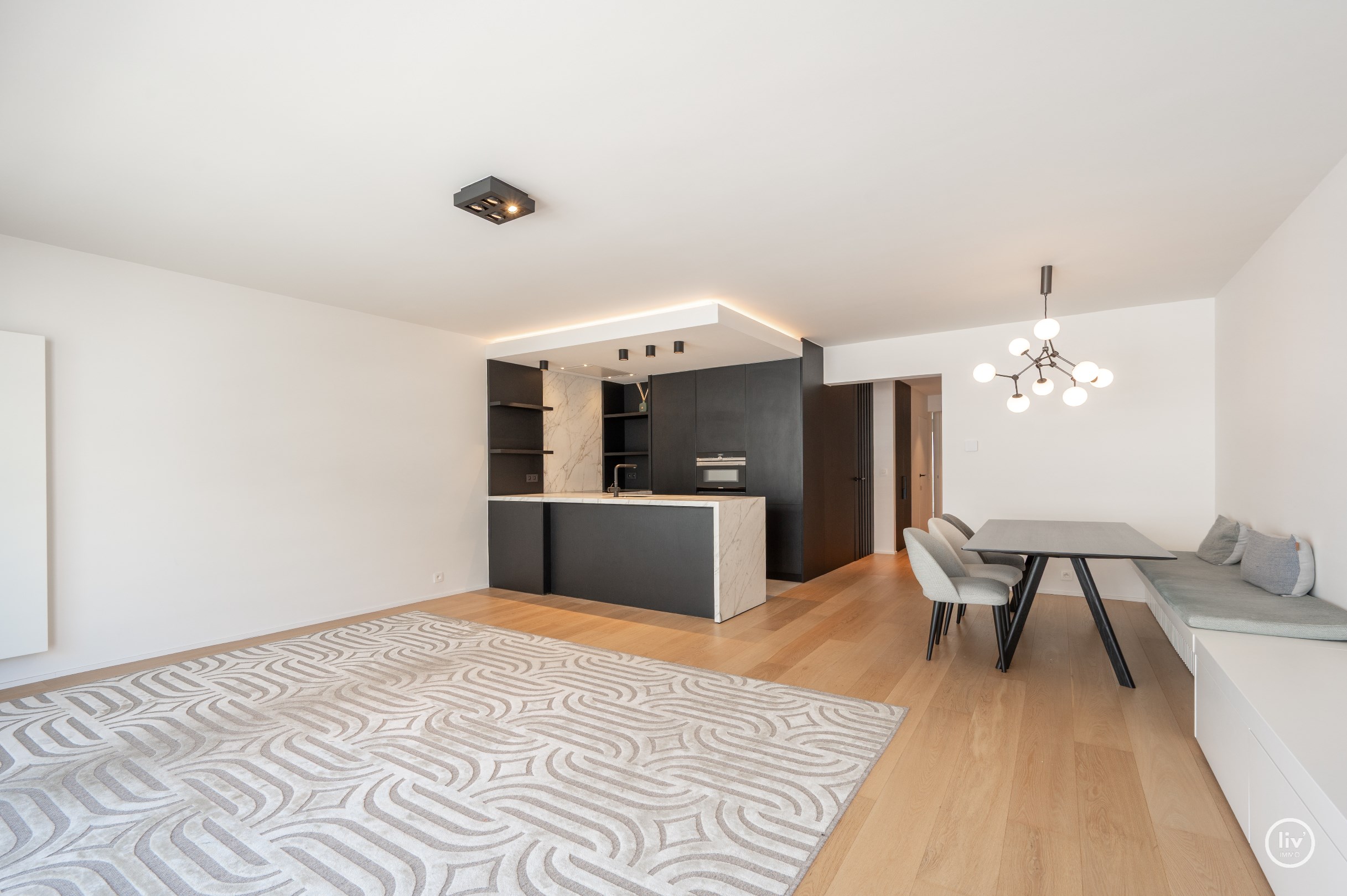 Recent vernieuwd en stijlvol afgewerkt appartement met drie slaapkamers, gelegen op een topligging met zijdelings zeezicht. 