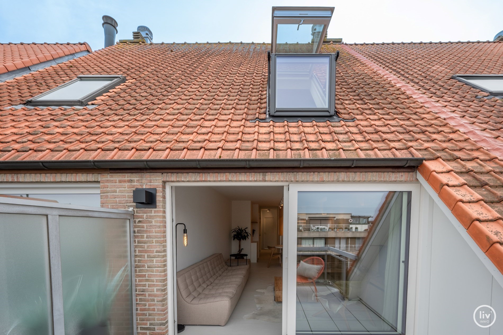 Superbe appartement en duplex magnifiquement r&#233;nov&#233; avec une spacieuse terrasse orient&#233;e vers l&#39;ouest, situ&#233; sur la Lippenslaan &#224; Knokke. 