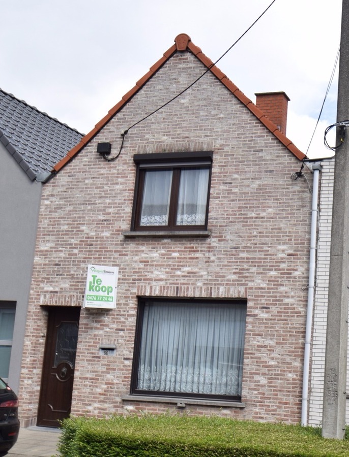 Grondig op te knappen woning met tuin, op toffe ligging. 