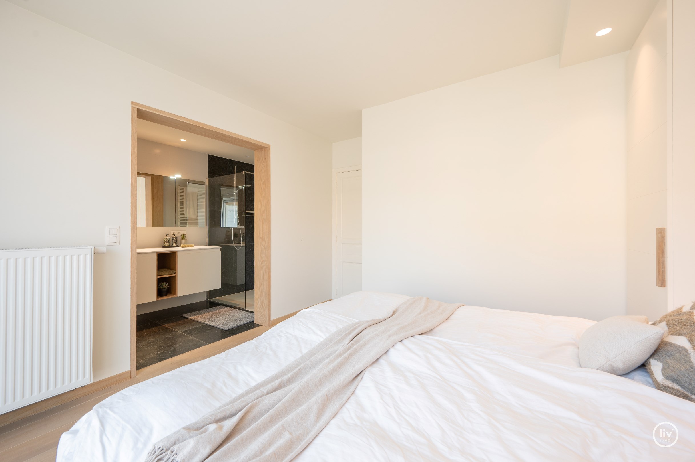 Prachtig instapklaar duplex-appartement met zonnige terrassen genietend van een open zicht en tevens zeezicht (Mogelijkheid tot aankoop van een inpandige garagebox). 