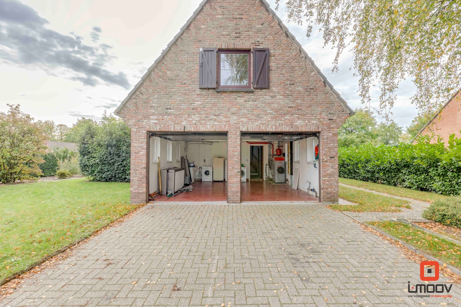 Villa met 4 slaapkamers en 2 inpandige garages 