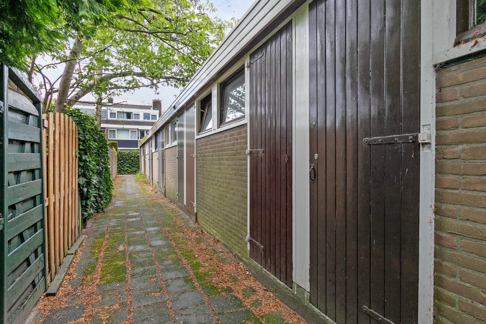 Kopers opgelet! 4-kamer tussenwoning met 3 slaapkamers, balkon, ruime tuin op het zuidoosten, berging en gelegen op eigen grond! 