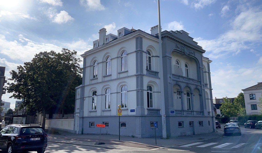 Gemeubelde kantoorruimte met diensten vlakbij het station van Mechelen