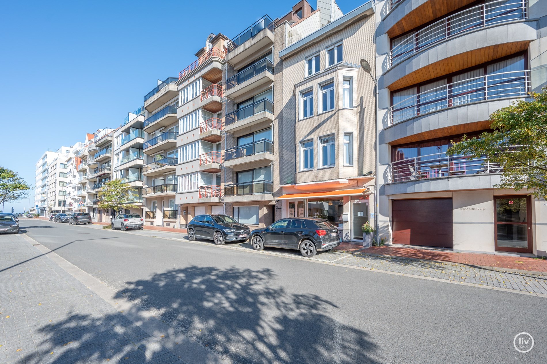 Prachtig, ruim gerenoveerd duplex appartement met magnifieke open zichten en terrassen vlakbij het Rubensplein en zeedijk te Knokke. 