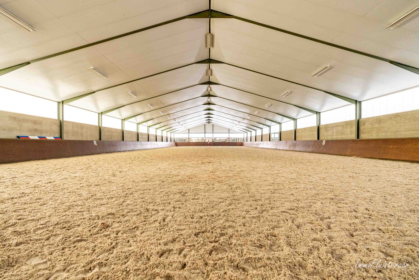 Exclusive country house with equestrian facilities and indoor arena on approx. 1.8 ha in Wuustwezel (Possibility to purchase approx. 6 ha of adjacent pastureland) 