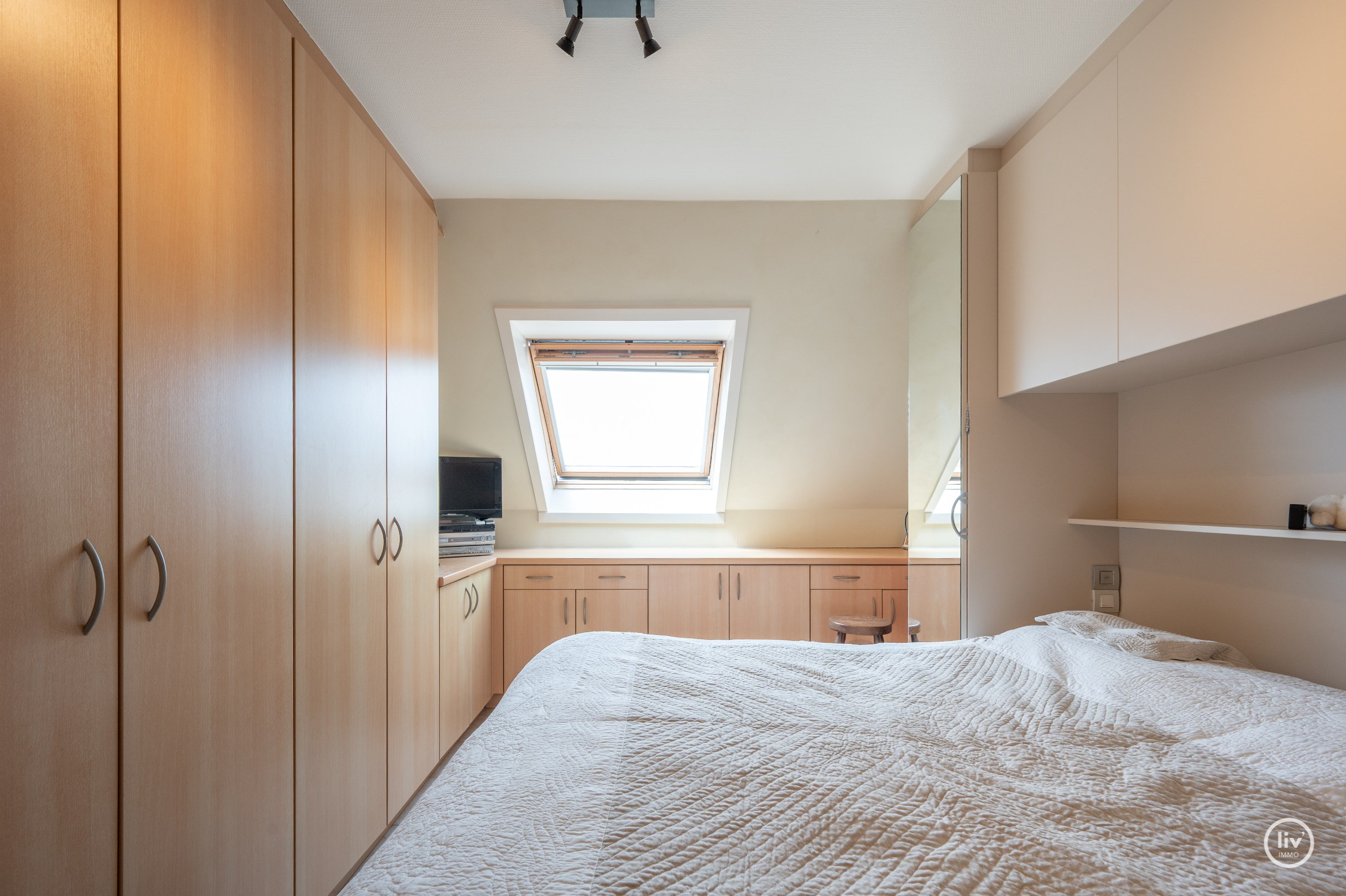 Instapklaar duplexappartement met 2 slaapkamers en grote terrassen (Zijdelings Zeezicht) gelegen op de Lippenslaan. 