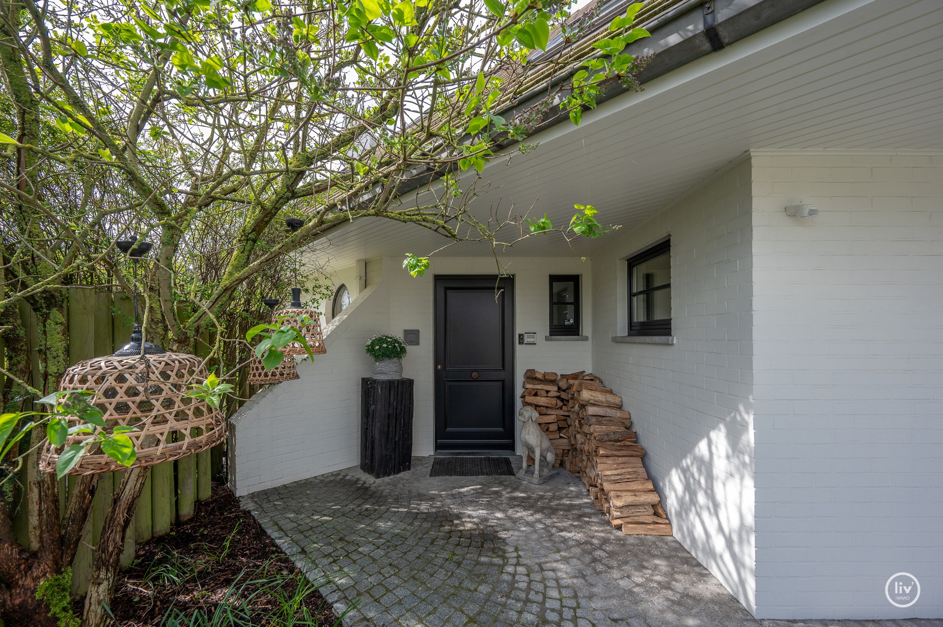 Prachtig gerenoveerde villa is op fietsafstand van het centrum gelegen en straalt met haar overvloed aan natuurlijk licht rust, kwaliteit en comfort uit 