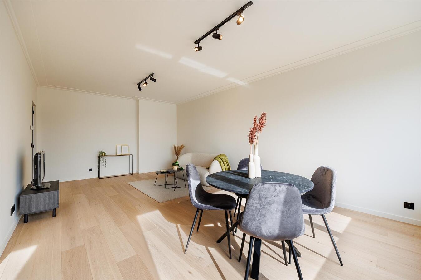 Kwalitatief gerenoveerd appartement met terras! 