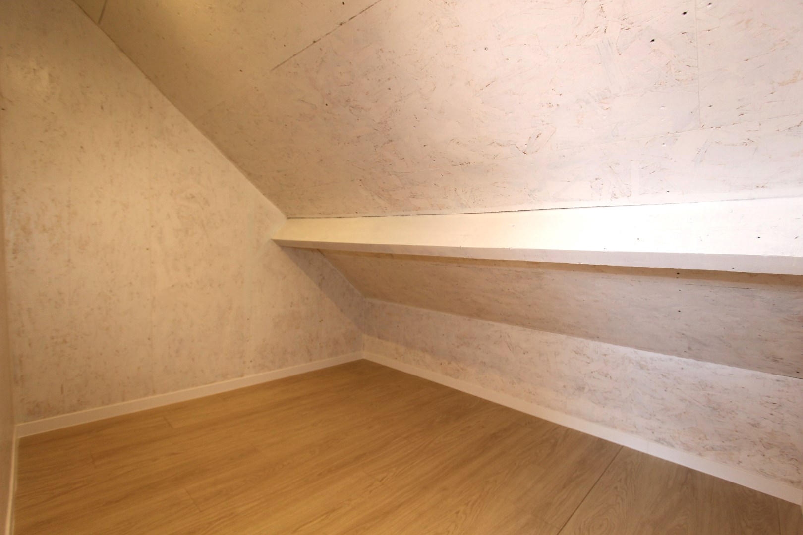 MOOI VERNIEUWDE WONING MET TUIN 