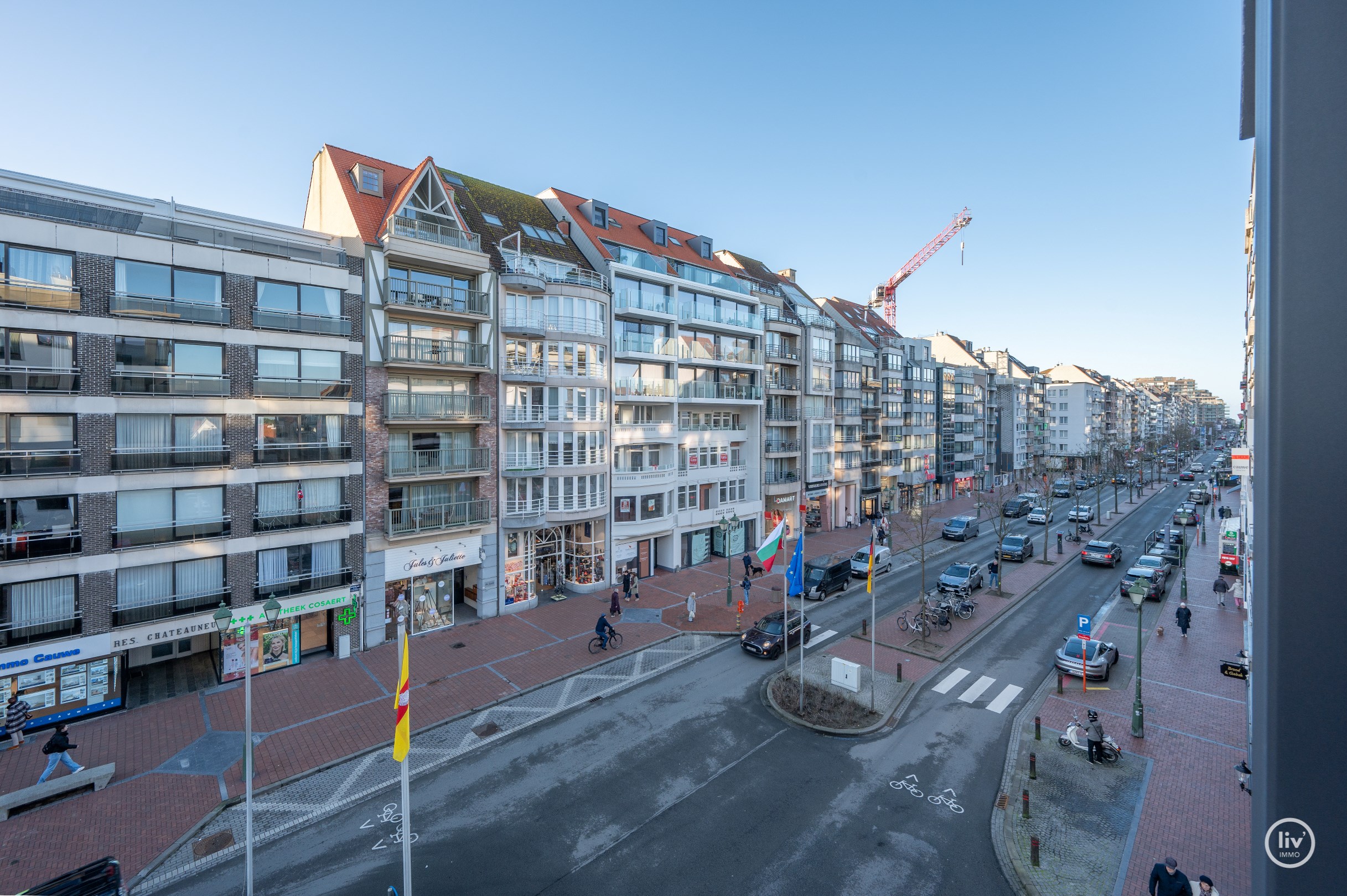 Mooi gerenoveerd HOEKappartement met 3 slaapkamers centraal gelegen op de Lippenslaan te Knokke. 