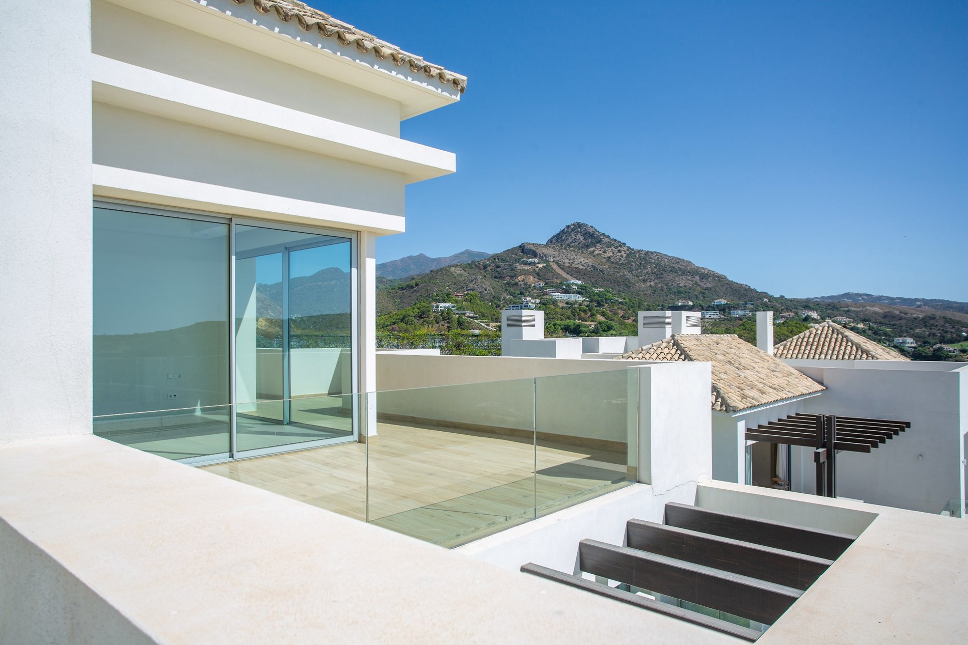 Marbella Club Hills - Prachtige instapklare penthouse met solarium, ruime woonkamer met volledig ingerichte keuken en biedt prachtig uitzicht op zee en het groene landschap. 