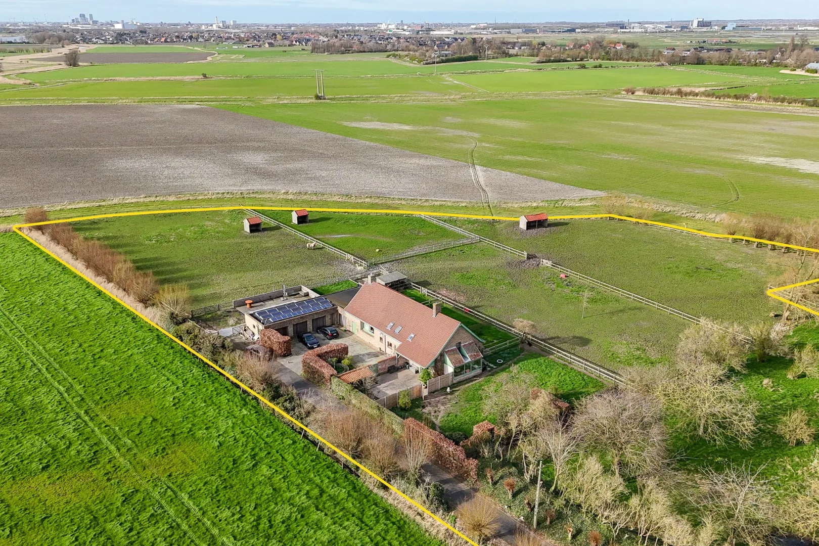 Prachtig alleenstaand landhuis omgeven door weiland en rust.