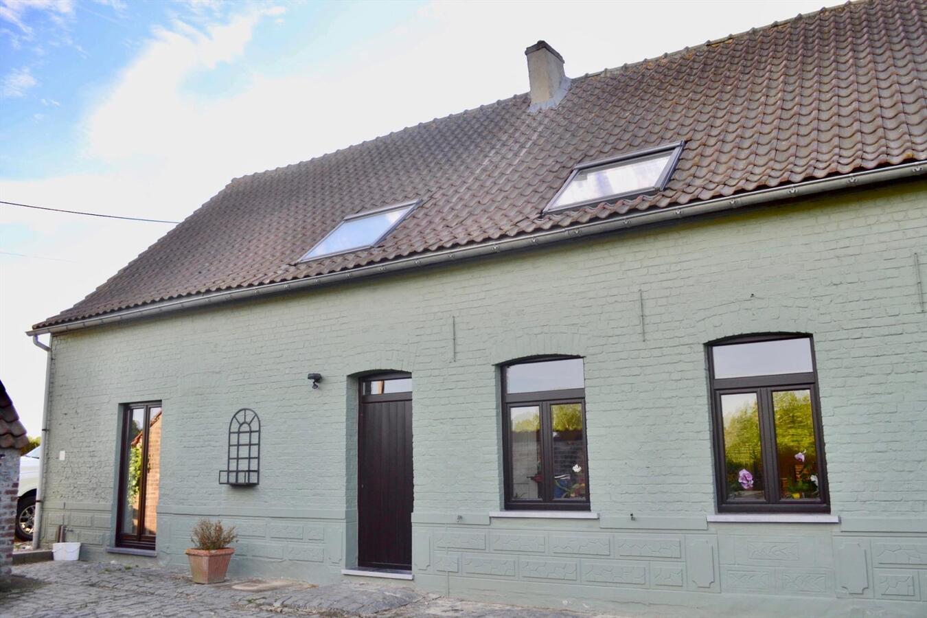 Zeer rustig gelegen hoeve te Deux-Acren (Lessen) op 3424 m&#178; met huur van ca. 5 ha. 