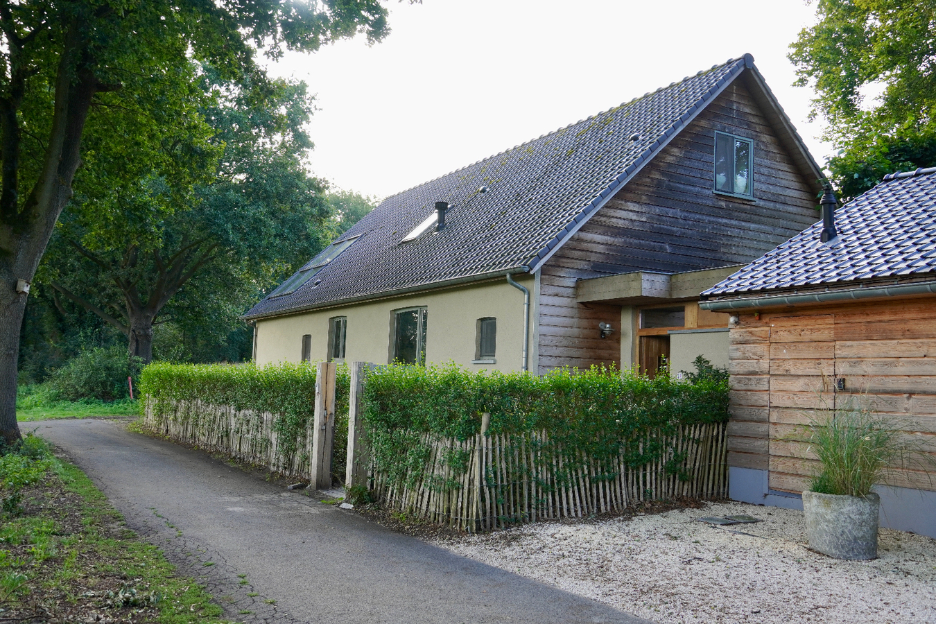 Vila with stable and indoor swimming pool in quiet location on approximately 7981m2 in Essen 