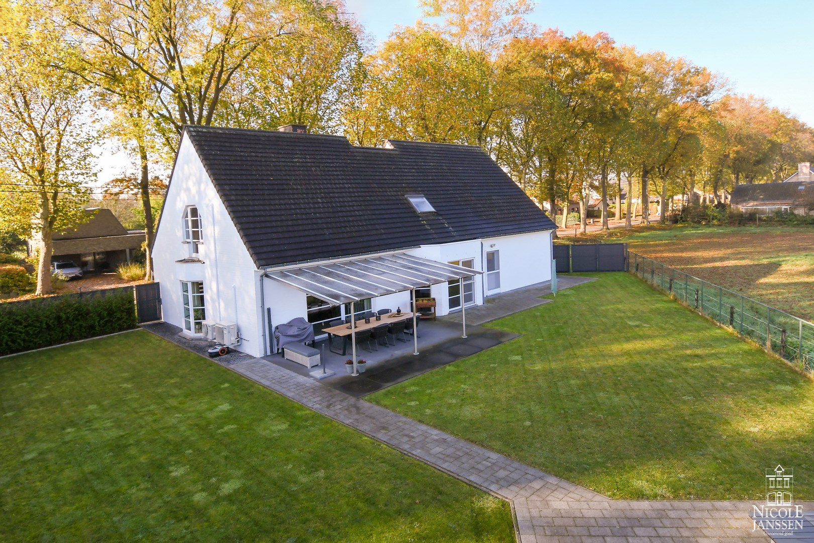 Het perceel heeft voldoende parking op eigen terrein 