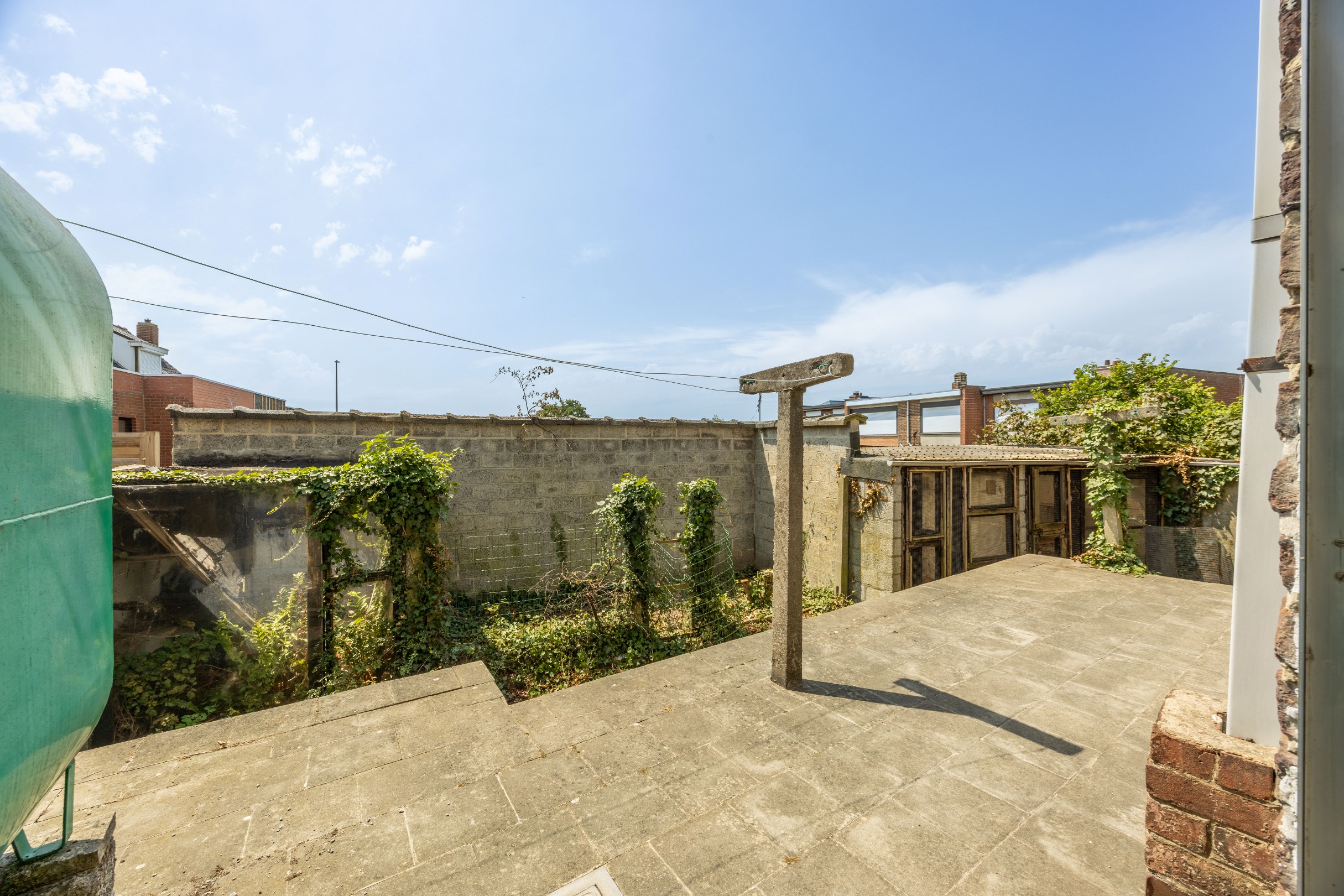 TE RENOVEREN WONING MET GARAGE 