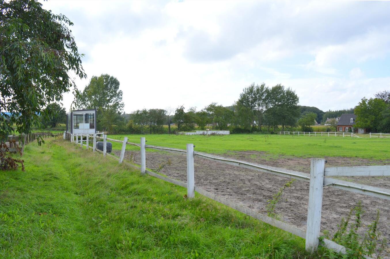 Manege met binnenpiste en 38 boxen op ca. 1,33ha te Destelbergen 