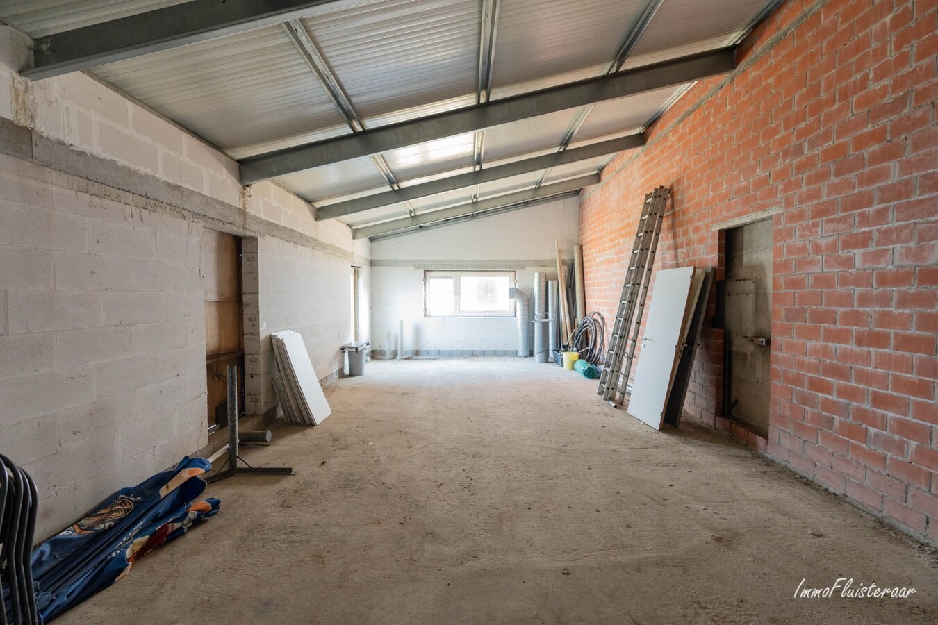 Idyllische en multifunctionele eigendom met stalling, bijgebouwen en renbaan op ca. 7ha 